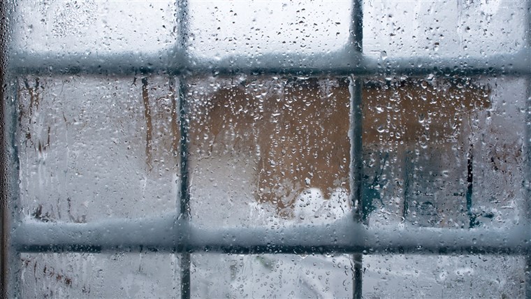 شتاء window, drops of water and snowflakes on a window pane.