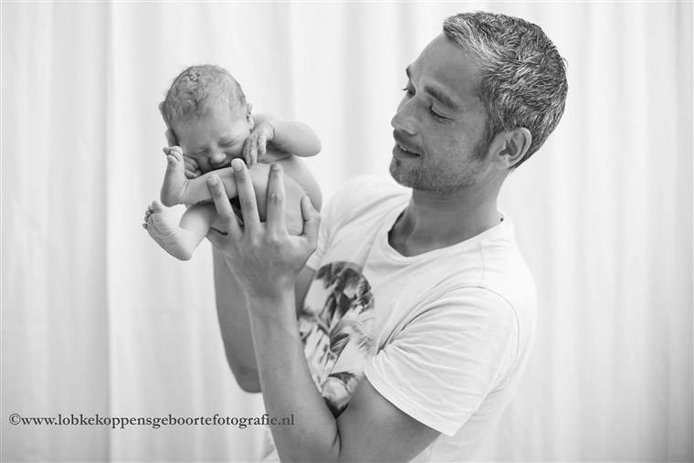 تزوج Fermont's boyfriend Denny holds their newborn daughter. 