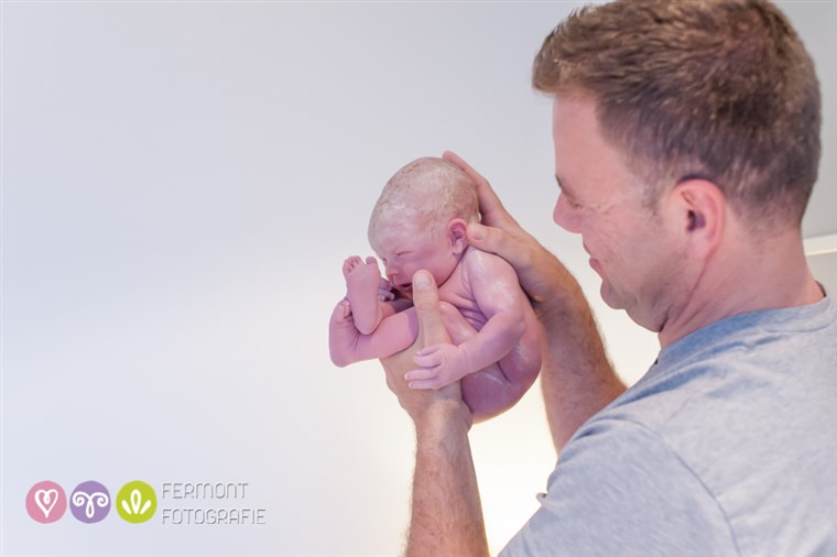 تزوج Fermont photographs newborns curled up the way they were in the womb.