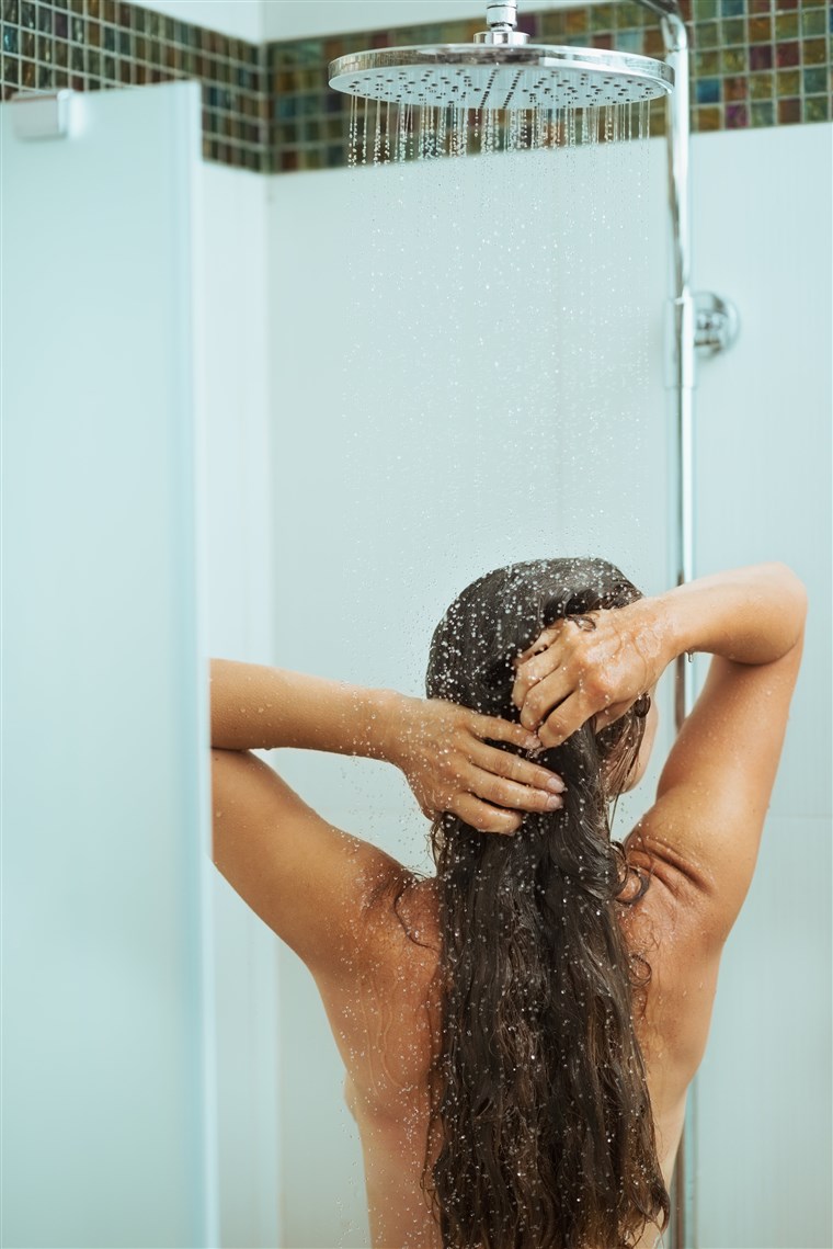 النساء washing her hair.