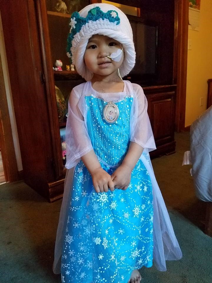 قليل Leena makes an adorable Princess Elsa!