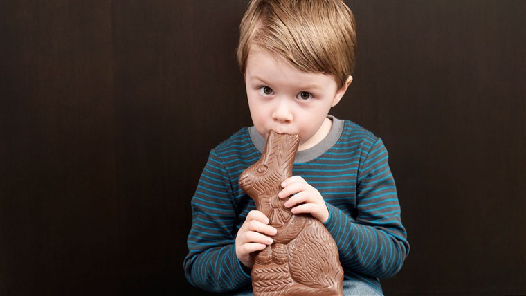 صبي Eating Chocolate Bunny