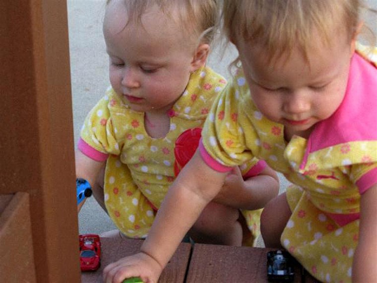 双胞胎 are Ebie and Jane Canterbury, 18 months, in about 2008.