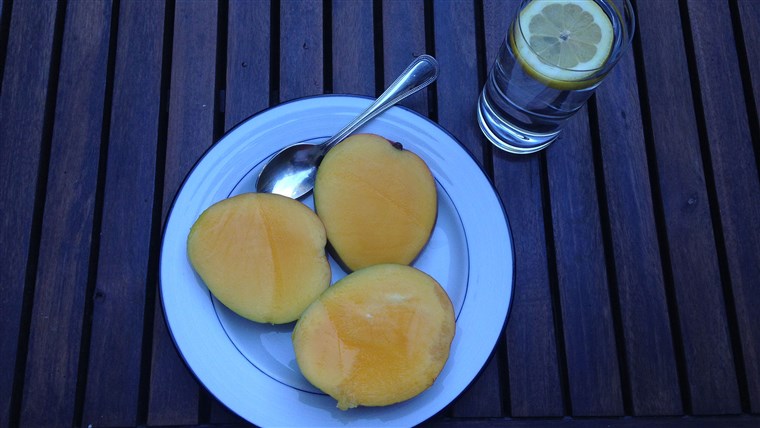قلوي diet foods: mango and water with lemon
