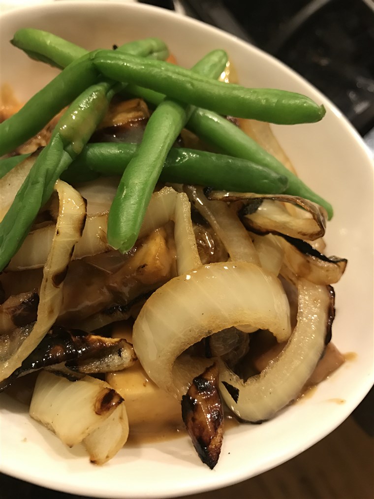 зелен beans and onions as a side to salmon