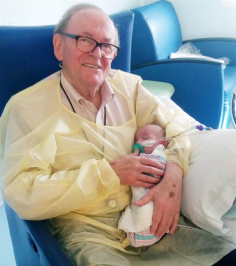 ديفيد Deutchman, 82, holding Logan Brulotte, 5 months.