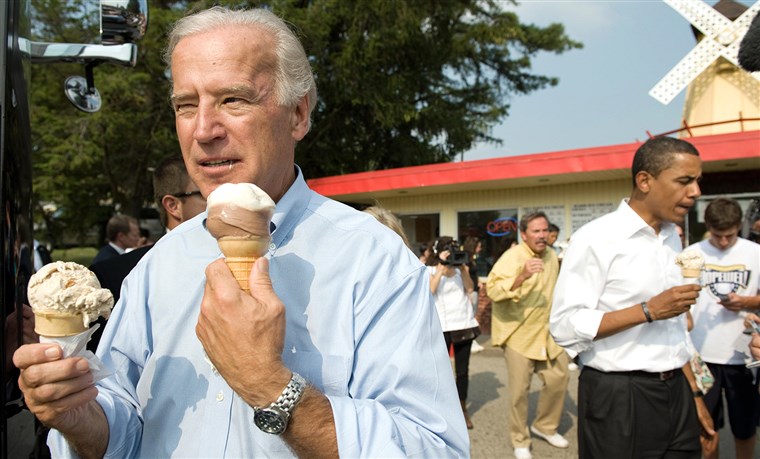 НАС vice presidential nominee Senator Joe Biden (L) and Democratic presidential nominee Senator Barack Obama (R) enjoy ice cream cones as they speak wi...