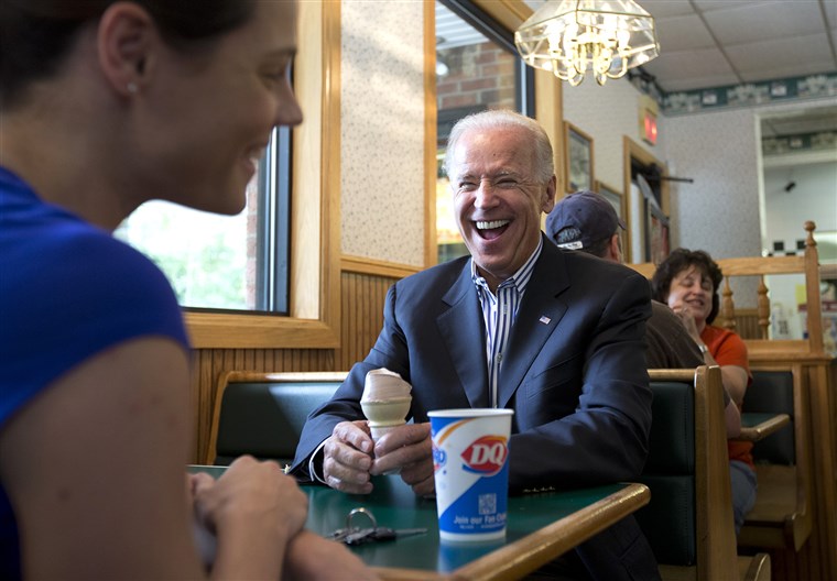 Заместник President Joe Biden talks with Lisa McIntosh of Lewisburg, Ohio, as he stops for an ice cream cone at a Dairy Queen, Saturday, Sept. 8, 2012, in ...