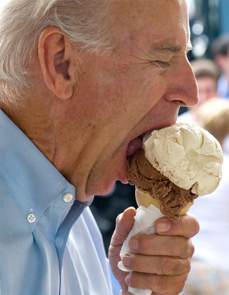 NÁS Vice Presidential nominee Senator Joe Biden eats an ice cream cone at the Windmill Ice Cream in Aliquippa, Pennsylvania, August 29, 2008, whil...