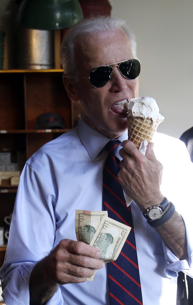 Заместник President Joe Biden, right, gets ready to pay for an ice cream cone after a campaign rally for U.S. Sen. Jeff Merkley in Portland, Ore., Wednesd...