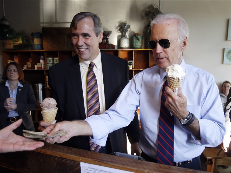 Заместник President Joe Biden, right, pays for ice cream cones for himself and U.S. Sen. Jeff Merkley after a campaign rally in Portland, Ore., Wednesday, ...